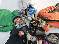 躺在蓮花山的雪地上拍星形照（東北師範大學活動參加者高靖怡同學提供）